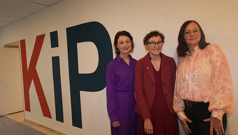 Die Chefin der M&uuml;nchen Klinik, Petra Geistberger, Gesundheitsreferentin Beatrix Zurek und die Leiterin des Kompetenzzentrums Internationale Pflege, Jacqueline Schaller.