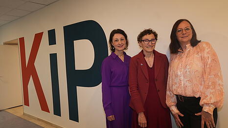 Die Chefin der M&uuml;nchen Klinik, Petra Geistberger, Gesundheitsreferentin Beatrix Zurek und die Leiterin des Kompetenzzentrums Internationale Pflege, Jacqueline Schaller.