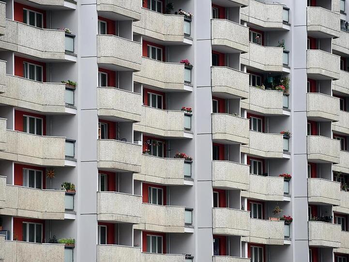 Blick auf die Fassade eines Wohnhauses. Foto: Britta Pedersen/dpa-Zentralbild/dpa/Symbolbild