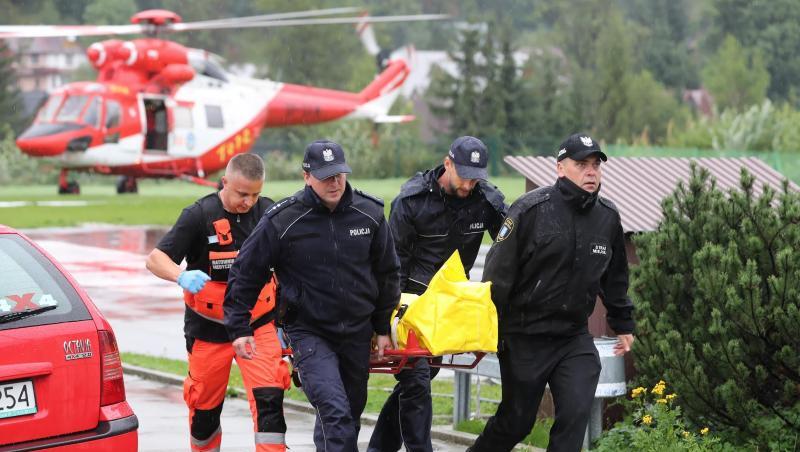 Polizisten tragen in Zakopane einen verletzten Touristen zu einem Krankenwagen. Polizisten tragen in Zakopane einen verletzten Touristen zu einem Krankenwagen.