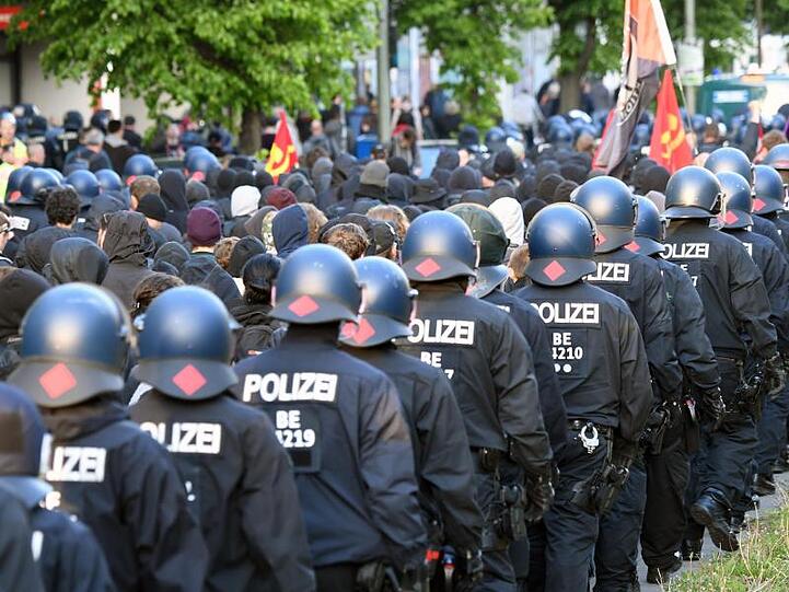 Polizisten begleiten die Teilnehmer der linksradikalen "Revolutionären 1. Mai-Demonstration" durch Berlin-Friedrichshain.