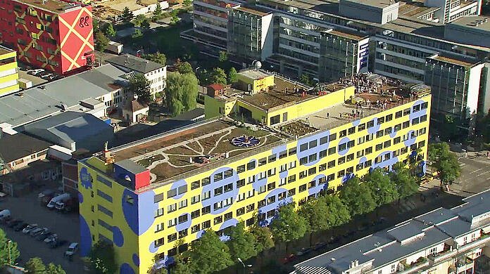 Ein Unikum: Die Kistlerhofstraße 70 mit dem Skulpturendach.