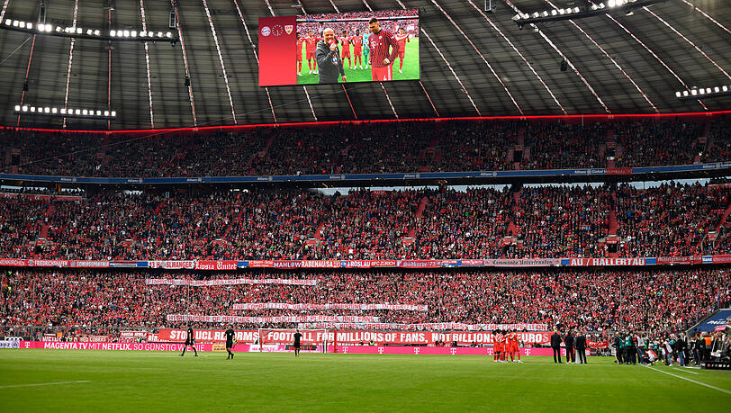 Im Hintergrund ist die Südkurve mit dem Champions-League-Protest zu sehen.