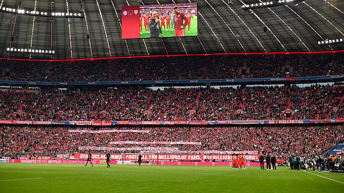 Im Hintergrund ist die Südkurve mit dem Champions-League-Protest zu sehen.