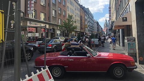 Die Landwehrstraße hat jetzt Parklets (statt Parkplätzen), in die man sich setzen und Brotzeit machen kann. Mancher Autofahrer nimmt's gelassen - und stellt sich halt in die Einfahrt.
