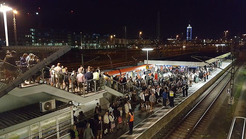 An der Hackerbrücke konnten zahlreiche Besucher des Oktoberfests am Dienstagabend keine Heimreise antreten. Die Stammstrecke war aufgrund eines Oberleitungsschadens gesperrt. An der Hackerbrücke konnten zahlreiche Besucher des Oktoberfests am Dienstagabend keine Heimreise antreten. Die Stammstrecke war aufgrund eines Oberleitungsschadens gesperrt.