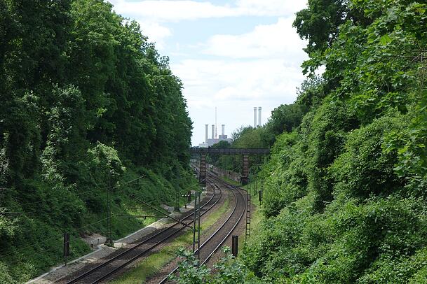 In den Obergiesinger Kronepark gelangt man nur zu Fuß, zum Beispiel über die Fußgängerbrücke Schmederersteg.