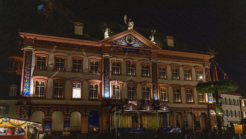 In der historischen Altstadt von Gengenbach im Schwarzwald wird die Fassade des Rathauses zu einem überdimensionierten Adventskalender umfunktioniert.