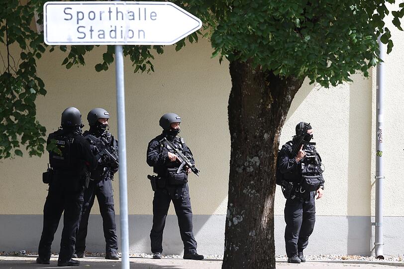 Schwerbewaffnete Polizisten stehen am Welfen-Gymnasium in Schongau. Schwerbewaffnete Polizisten stehen am Welfen-Gymnasium in Schongau.
