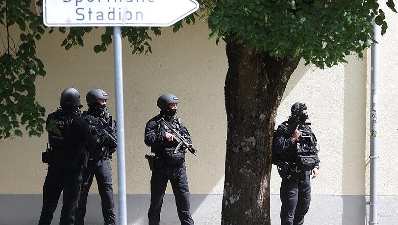 Schwerbewaffnete Polizisten stehen am Welfen-Gymnasium in Schongau. Schwerbewaffnete Polizisten stehen am Welfen-Gymnasium in Schongau.