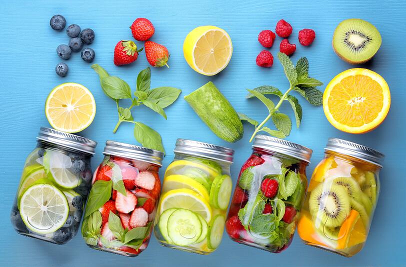 Frische Kräuter und Obst sind ideale Zutaten für Ihr Wasser. Damit erreicht man nicht nur, die tägliche Wasserration zu erhöhen, sondern füllt gleichzeitig die Speicher an gesunden Mineralien, Vitaminen und Antioxidantien auf. Für das erfrischende Getränk eignen sich Zitrusfrüchte, Beeren, Gurke und Kräuter wie Rosmarin und Minze. Frische Kräuter und Obst sind ideale Zutaten für Ihr Wasser. Damit erreicht man nicht nur, die tägliche Wasserration zu erhöhen, sondern füllt gleichzeitig die Speicher an gesunden Mineralien, Vitaminen und Antioxidantien auf. Für das erfrischende Getränk eignen sich Zitrusfrüchte, Beeren, Gurke und Kräuter wie Rosmarin und Minze.