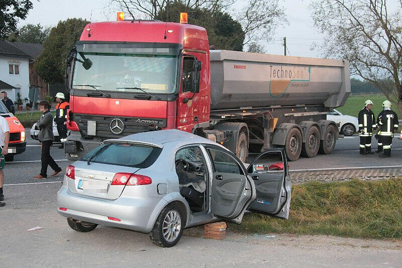 Auf der B12 bei Birkach kam es am Donnerstagmorgen zu einem schweren Verkehrsunfall mit tödlichen Folgen.
