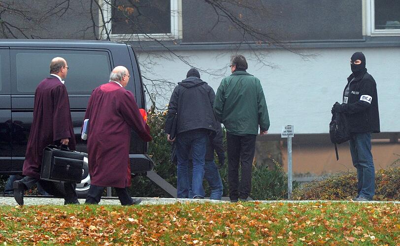 Weil er das
Trio nach dessen Untertauchen 1998 unterstützt haben soll, ist er
nach Auffassung der Bundesanwaltschaft dringend verdächtig, Beihilfe
zu sechs Morden und einem versuchten Mord der NSU-Terrorzelle
geleistet zu haben.