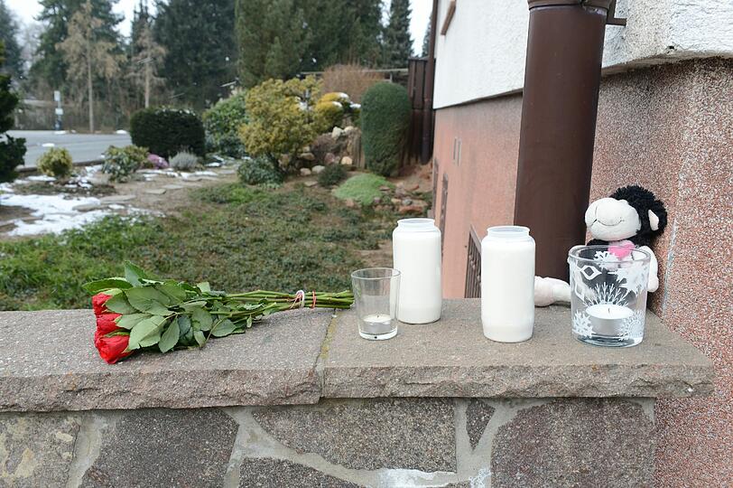 Tragödie in einer Wohnung in Aschaffenburg: Zwei tote Mädchen wurden in einem Wohnhaus gefunden. Die Polizei geht von einem Tötungsdelikt aus. Freunde und Angehörige stellen Kerzen am Fundort auf.