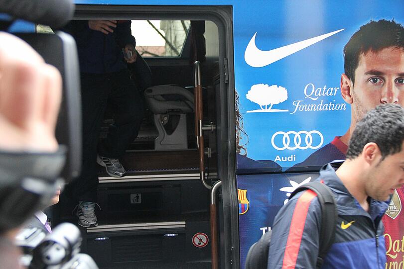 Hier kommt der FC Barcelona in München am Bayerischen Hof an. Die Bilder