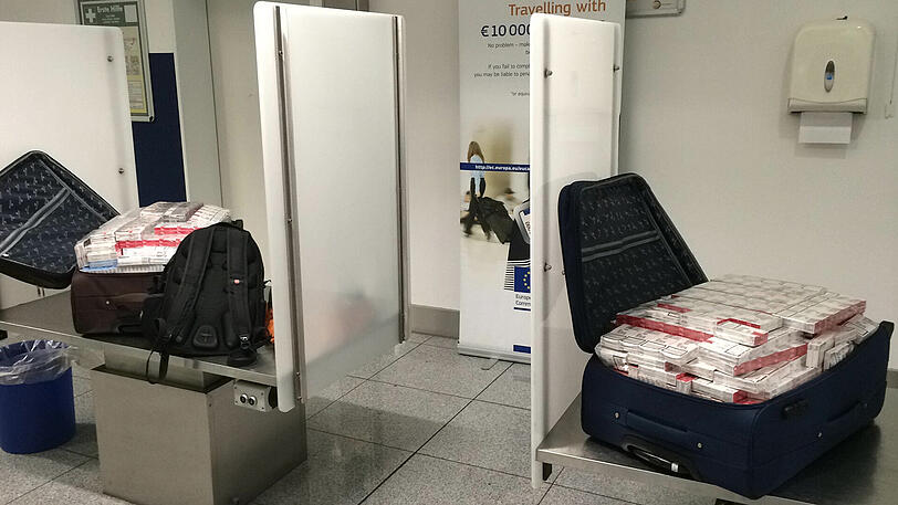 Im Koffer der beiden Männer lagen die 50.000 Zigaretten.