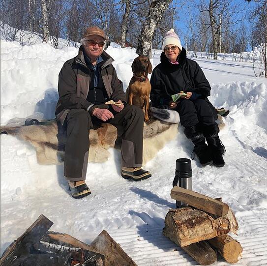 Schnee, schee! Königin Silvia und König Carl Gustaf XVI. von Schweden genießen das Lagerfeuer in Storlien, einem Skiort in der Provinz Jämtland.