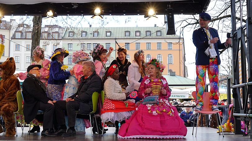 Der Tanz der Marktweiber am Viktualienmarkt gehört zu den Höhepunkten des Münchner Faschings und lockt jedes Jahr viele Besucher an.