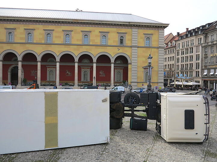 Vor dem Nationaltheater liegt ein umgekippter Lkw - die Bilder.