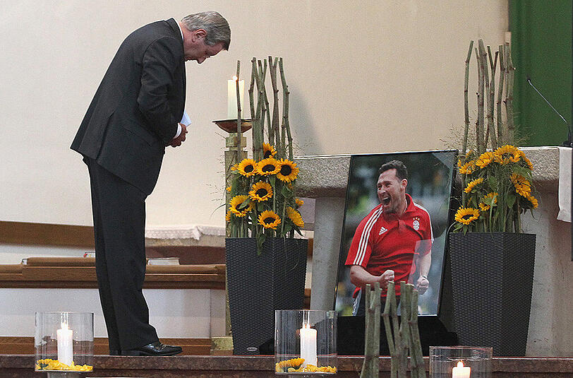 Wolfgang Niersbach während der Trauerfeier vor einem Bild von Stephan.