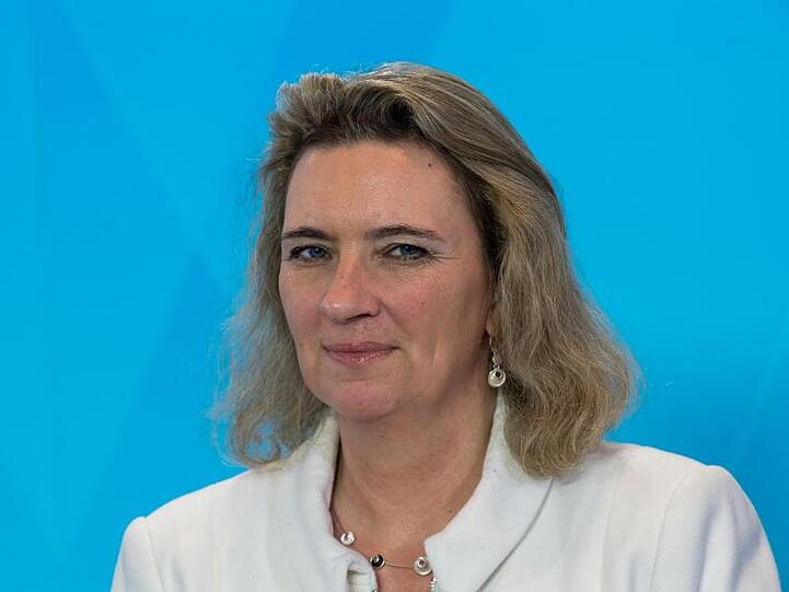 Kerstin Schreyer (CSU), bayerische Familienministerin, nimmt an einer Pressekonferenz teil. Foto: Peter Kneffel/Archivbild