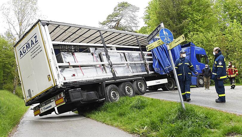 Bei Dunkelheit hat ein Sattelzugfahrer sein Gespann in eine gefährliche Schräglage gebracht. Auch am Morgen war die Situation noch nicht gelöst.