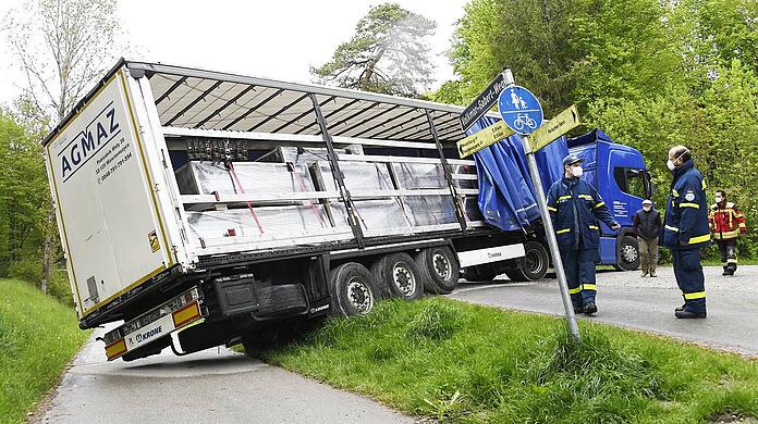 Bei Dunkelheit hat ein Sattelzugfahrer sein Gespann in eine gefährliche Schräglage gebracht. Auch am Morgen war die Situation noch nicht gelöst.
