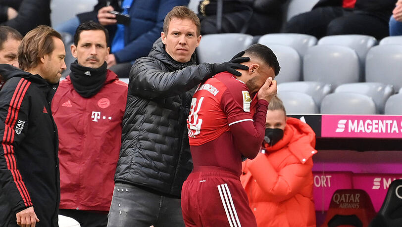 Julian Nagelsmann tröstet den verletzten Tolisso.