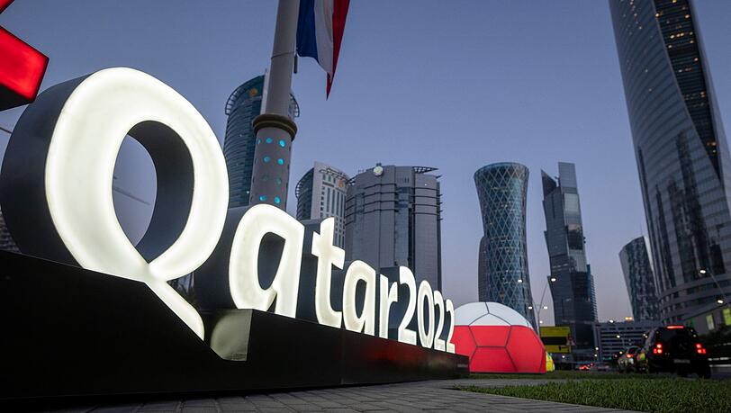 Das Logo der WM in Katar steht vor dem Doha Exhibition and Convention Center, in dem die Auslosung stattfindet.