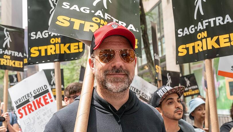 Schauspieler Jason Sudeikis demonstrierte in New York vor dem Rockefeller Center.