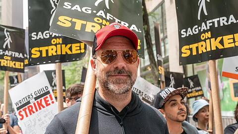 Schauspieler Jason Sudeikis demonstrierte in New York vor dem Rockefeller Center.