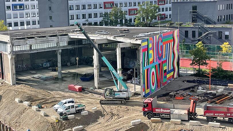 Abrissbagger am Werk: die alte Halle der Zwischennutzung "Sugar Mountain" muss weichen.