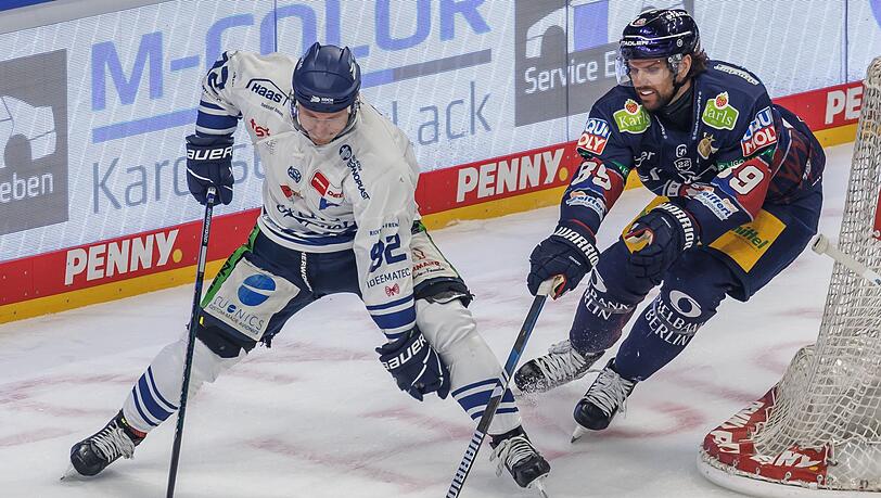 Marcel Brandt (l.) tr&auml;gt auch k&uuml;nftig das Trikot der Straubing Tigers. (Archivbild)