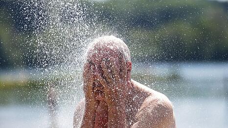 Erfrischung am Badesee: Das geht in Deutschland bedenkenlos. (Symbolbild)