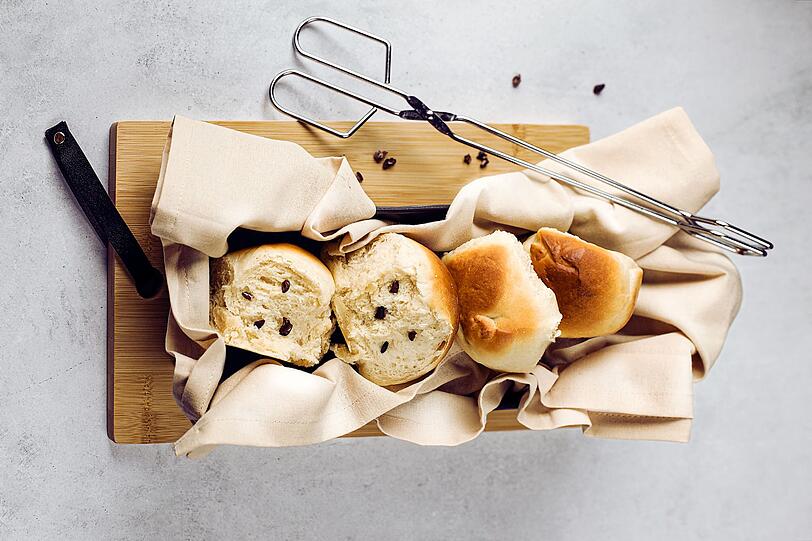 Milchbrötchen sind besonders bei Kindern sehr beliebt und lassen sich zudem einfach herstellen. Dafür wird ein Hefeteig benötigt, der nicht wie gewohnt mit Wasser, sondern mit Milch sowie zusätzlich Butter und Ei zubereitet wird. Wahlweise werden Schokostückchen oder Rosinen in den Teig gearbeitet, bevor die Teiglinge mit Eigelb bestrichen bei 180 Grad zehn bis 15 Minuten im Ofen gebacken werden. Milchbrötchen sind besonders bei Kindern sehr beliebt und lassen sich zudem einfach herstellen. Dafür wird ein Hefeteig benötigt, der nicht wie gewohnt mit Wasser, sondern mit Milch sowie zusätzlich Butter und Ei zubereitet wird. Wahlweise werden Schokostückchen oder Rosinen in den Teig gearbeitet, bevor die Teiglinge mit Eigelb bestrichen bei 180 Grad zehn bis 15 Minuten im Ofen gebacken werden.