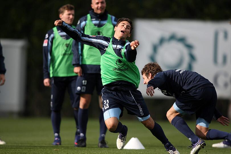 Kevin Volland mimt den sterbenden Schwan - unter den amüsierten Blicken seiner Mitspieler.