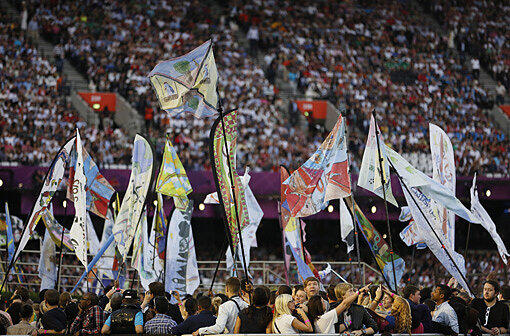 Die Feuerwerke funkelten, die Show faszinierte und ganz London war in Aufruhr: Am Freitagabend wurden die Olympischen Spiele 2012 mit viel Bombast eröffnet.