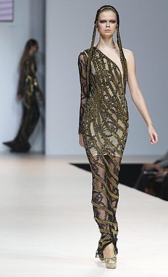 In Moskau findet vom 24. - 28. Oktober die Volvo Fashion Week statt. Schöne Frauen, schrille Outfits und jede Menge Glamour. Die Bilder von der Fahsion Week.