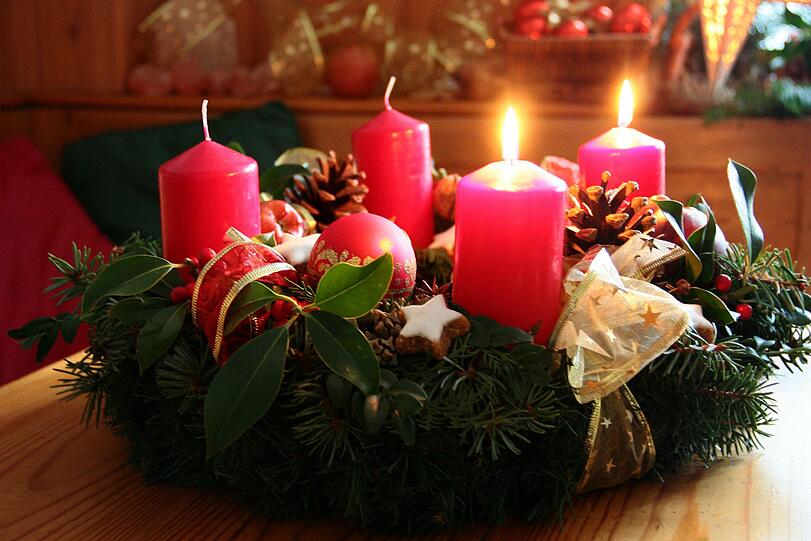 Sind die Zweige des Adventskranzes trocken, können die Flammen der Kerzen leichter übergreifen.