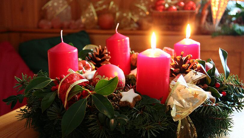 Sind die Zweige des Adventskranzes trocken, können die Flammen der Kerzen leichter übergreifen. Sind die Zweige des Adventskranzes trocken, können die Flammen der Kerzen leichter übergreifen.