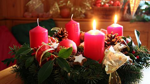 Sind die Zweige des Adventskranzes trocken, können die Flammen der Kerzen leichter übergreifen.