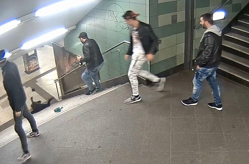 Mindestens acht Stufen fällt die 26-Jährige in die Tiefe ...