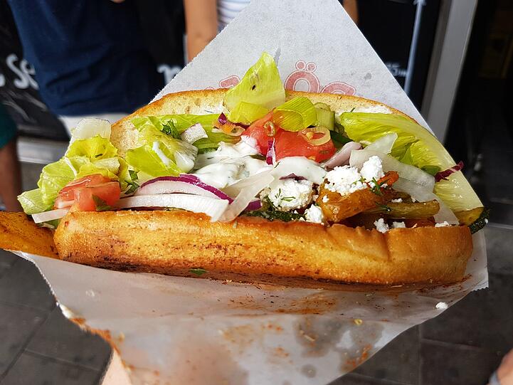 Sieht saftig aus. Der AZ-Testerin ist der vegetarische Döner aber zu fett-saftig.