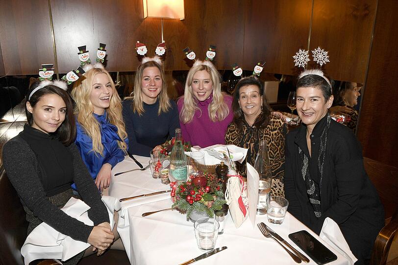 Ein bisserl Weihnachtsdeko für die Köpfe (v. l.): Lisa Holler, Delia Fischer, Alina, Kolumnistin Kimberly Hoppe, Karin Holler und Monika Beer.