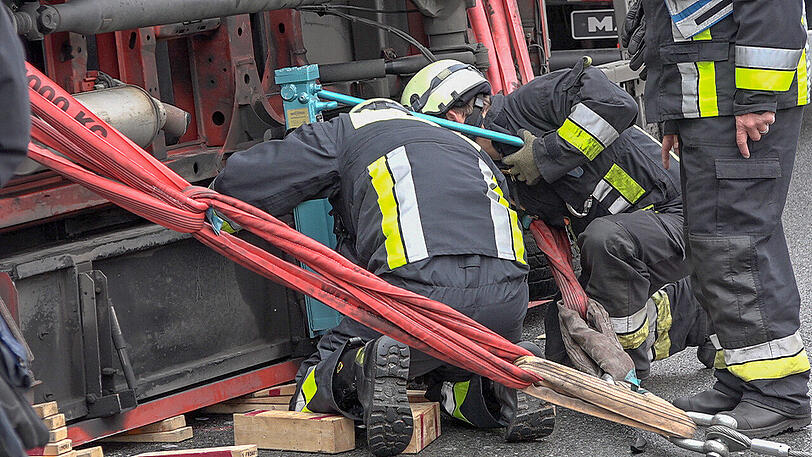 Auf einer Kreuzung stößt das Kleinalarmfahrzeug der Nürnberger Feuerwehr mit einem Audi A4 zusammen.