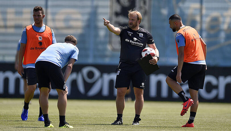 Klare Ansagen: Daniel Bierofka im Training mit seinen Löwen. Klare Ansagen: Daniel Bierofka im Training mit seinen Löwen.