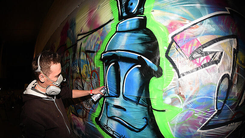 Sprayer "Ritem" sprüht bei der "Bass Art". Sprayer "Ritem" sprüht bei der "Bass Art".