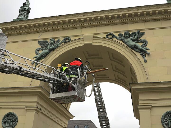 Bilder von Juni diesen Jahres: Die Feuerwehr untersucht nach einem Blitzeinschlag das Hofgartentor. Jetzt geht die Restaurierung in die nächste Etappe.