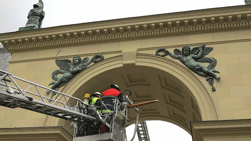 Bilder von Juni diesen Jahres: Die Feuerwehr untersucht nach einem Blitzeinschlag das Hofgartentor. Jetzt geht die Restaurierung in die nächste Etappe. Bilder von Juni diesen Jahres: Die Feuerwehr untersucht nach einem Blitzeinschlag das Hofgartentor. Jetzt geht die Restaurierung in die nächste Etappe.