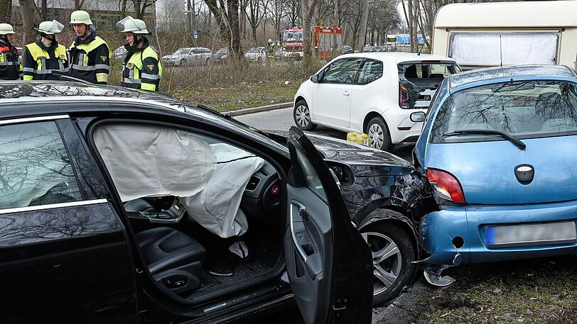 In Neuperlach bricht ein Renter hinter dem Steuer zusammen und kracht in zwei parkende Pkw.